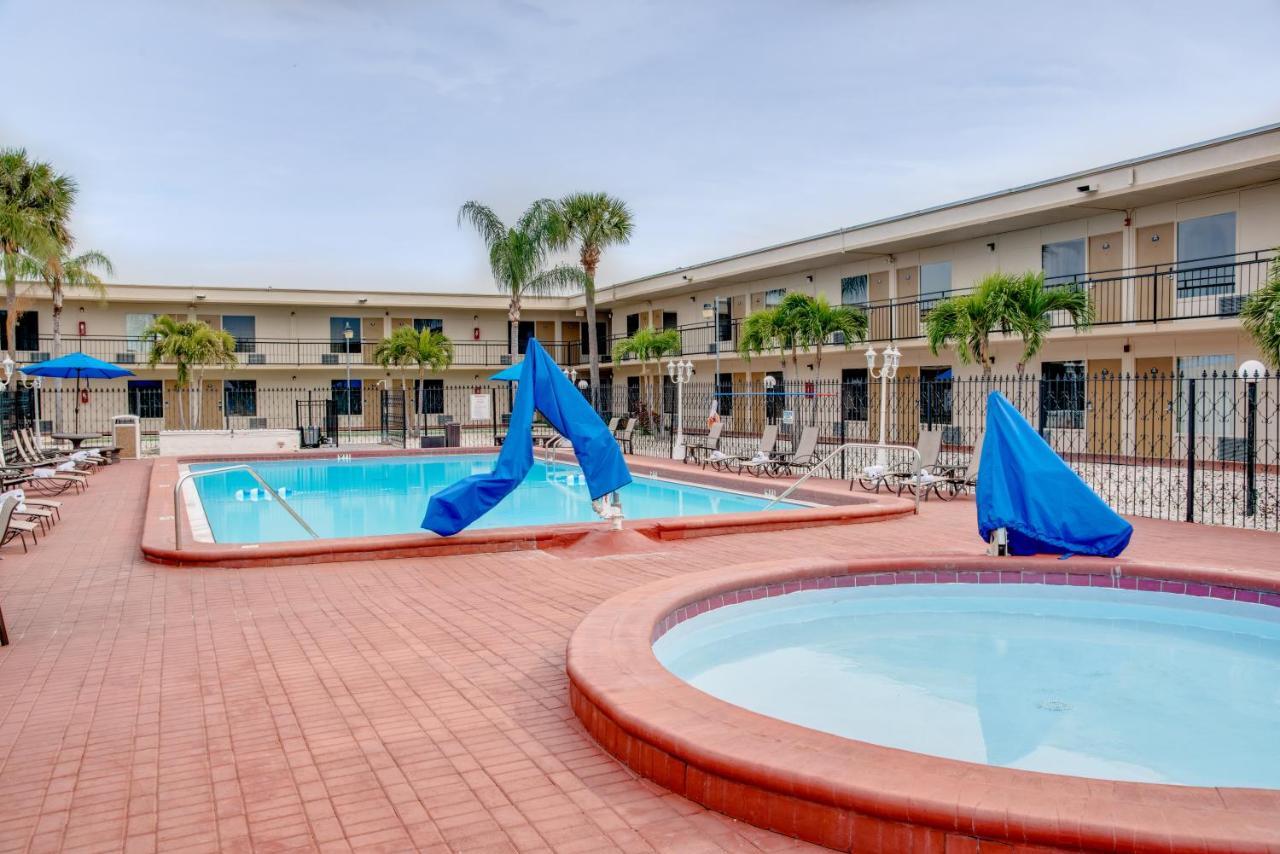 Days Inn By Wyndham St. Petersburg / Tampa Bay Area Pinellas Park Exterior photo