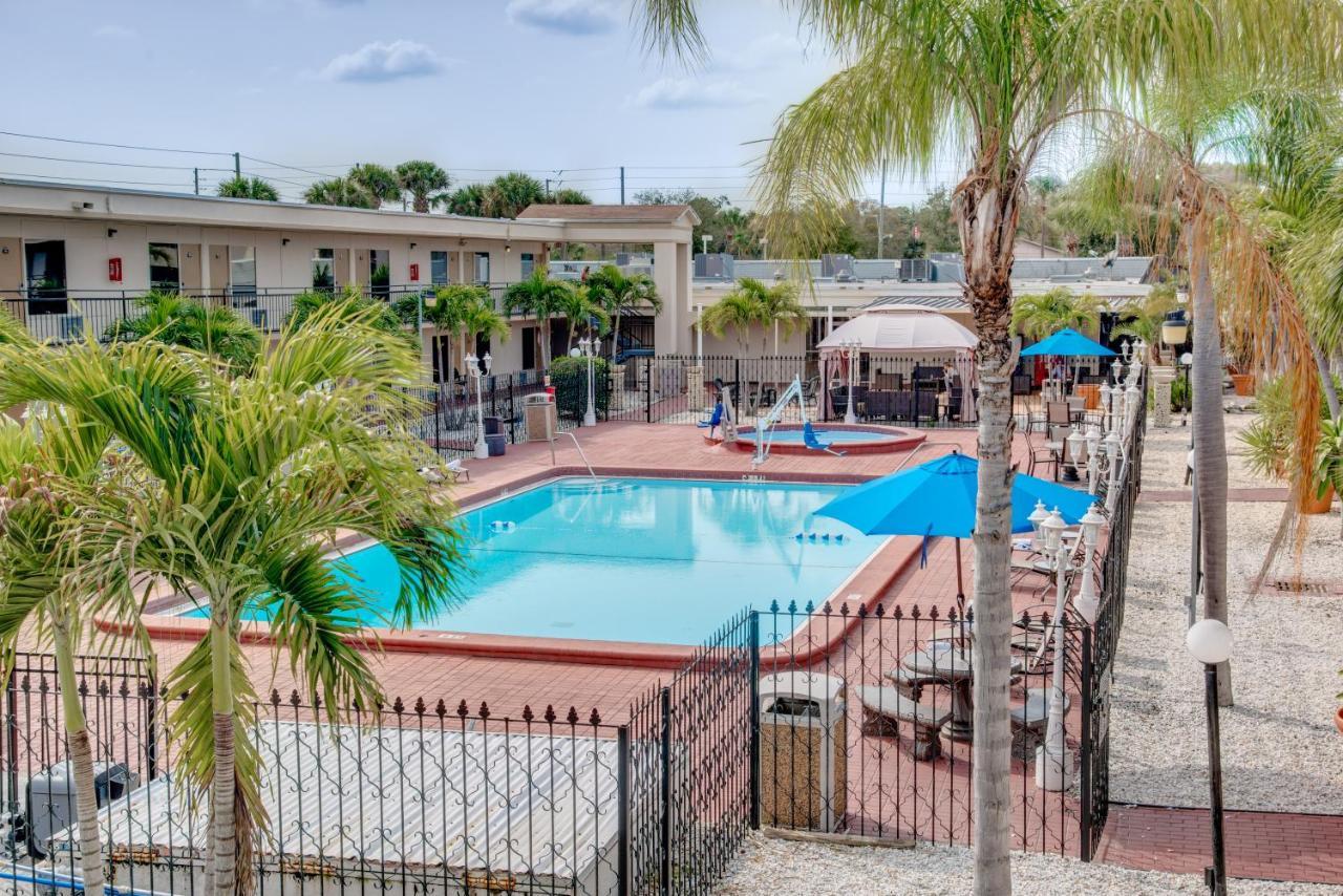 Days Inn By Wyndham St. Petersburg / Tampa Bay Area Pinellas Park Exterior photo