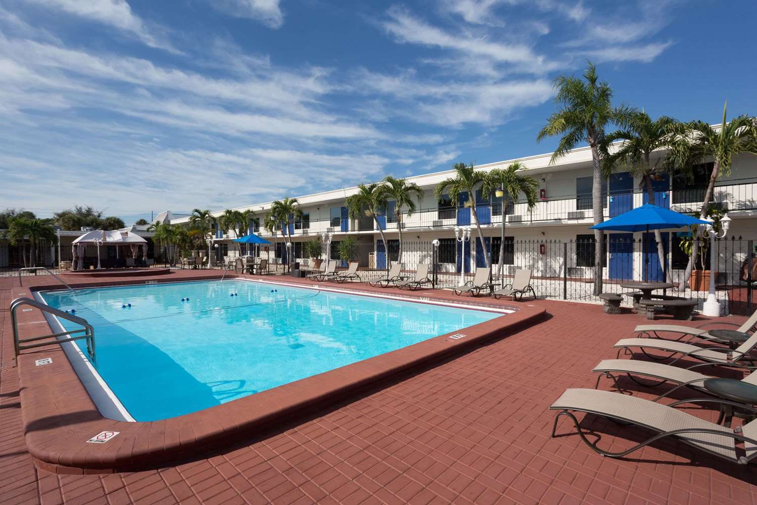 Days Inn By Wyndham St. Petersburg / Tampa Bay Area Pinellas Park Exterior photo