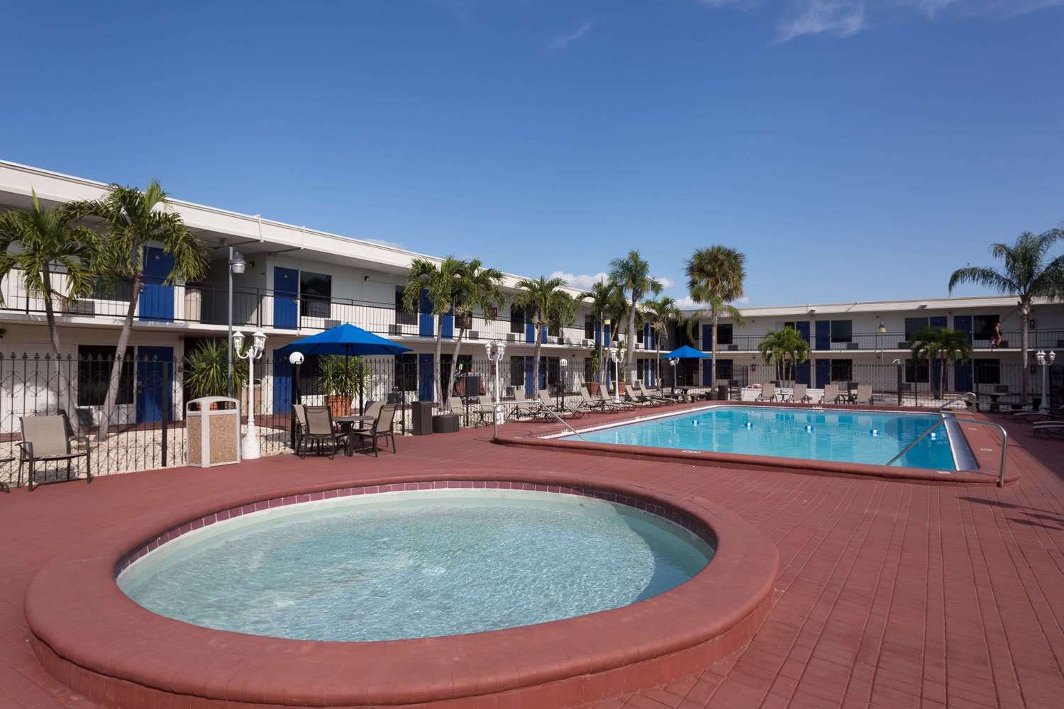 Days Inn By Wyndham St. Petersburg / Tampa Bay Area Pinellas Park Exterior photo